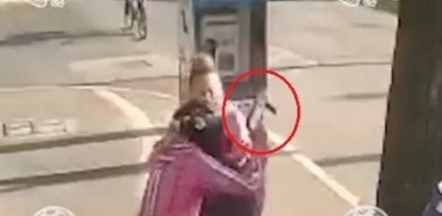 Delincuente dispara a mujer durante asalto en Iztacalco: VIDEO