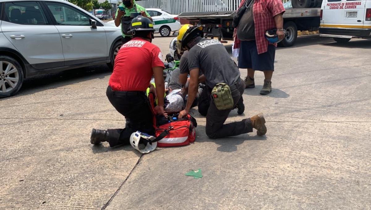 Conductor atropella a motociclista en Ciudad del Carmen; el joven terminó con heridas en las piernas