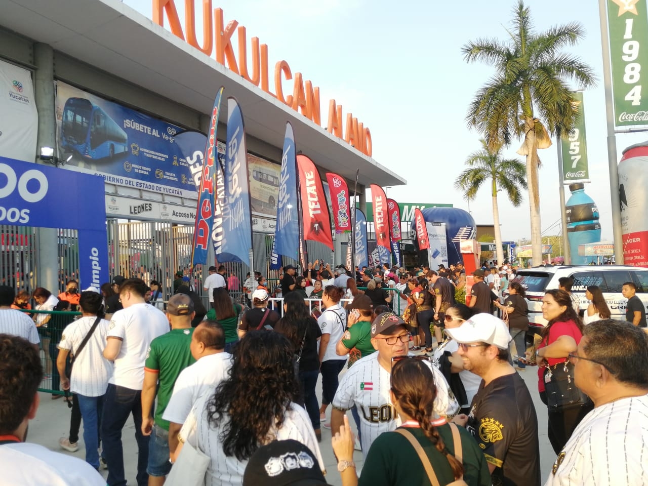 Aficionados llegan al Kululcán en Mérida para el partido de Leones vs Guerreos: EN VIVO