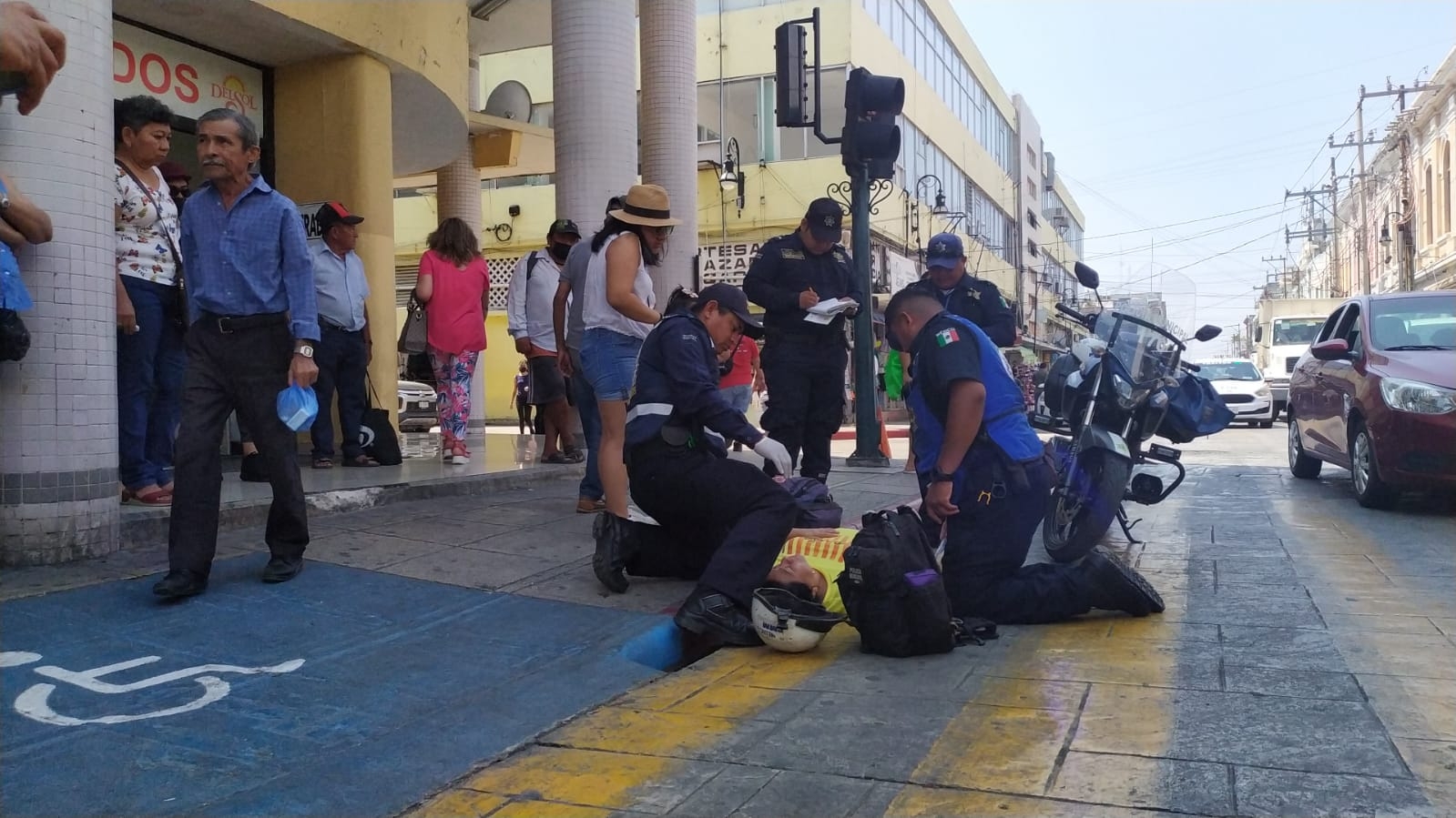 Mujer resulta herida tras caer de un auto en el Centro de Mérida: EN VIVO