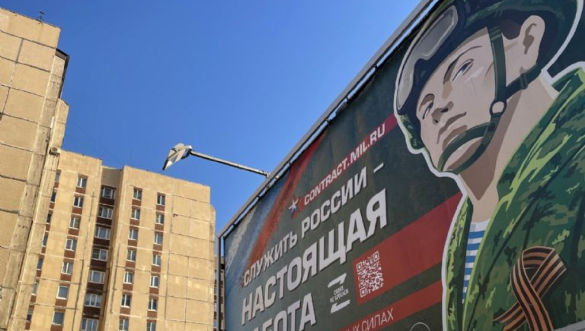 Compórtate como hombre: La publicidad machista con la que Rusia busca reclutar soldados