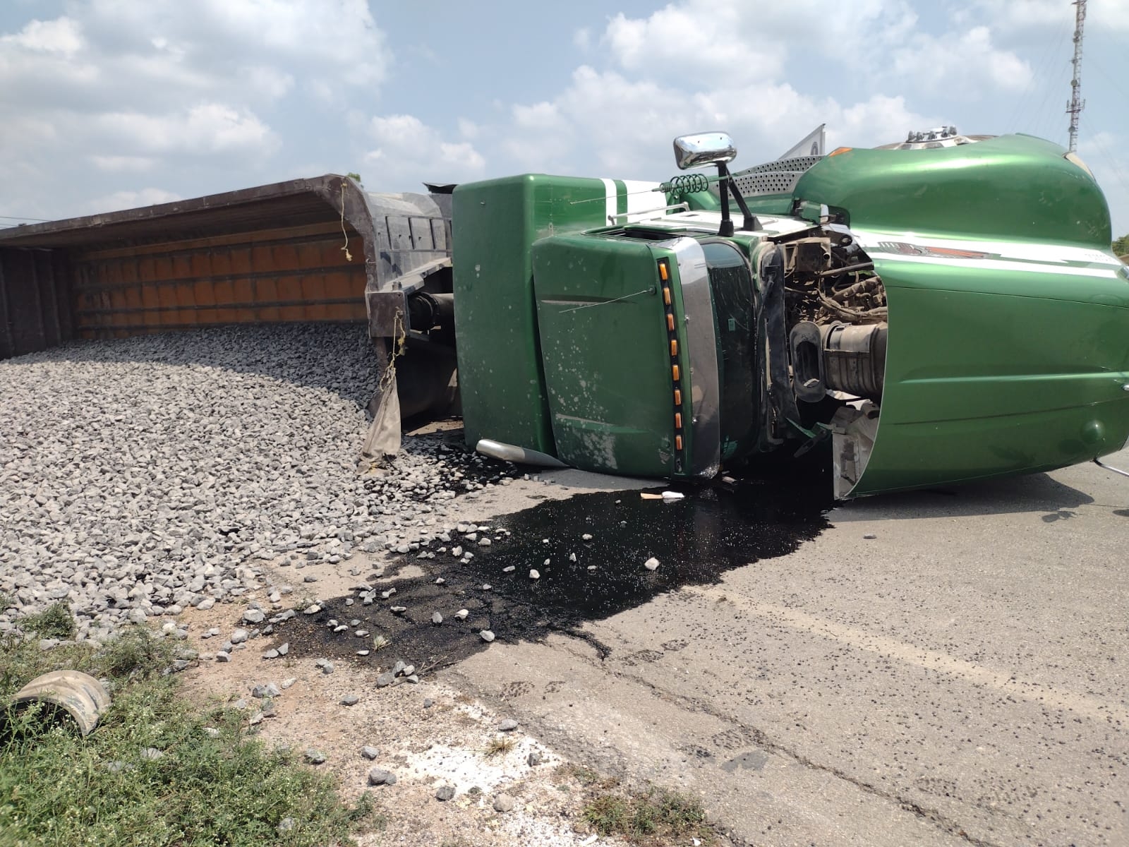 Camión con material pétreo para Tren Maya termina volcado en Felipe Carrillo Puerto