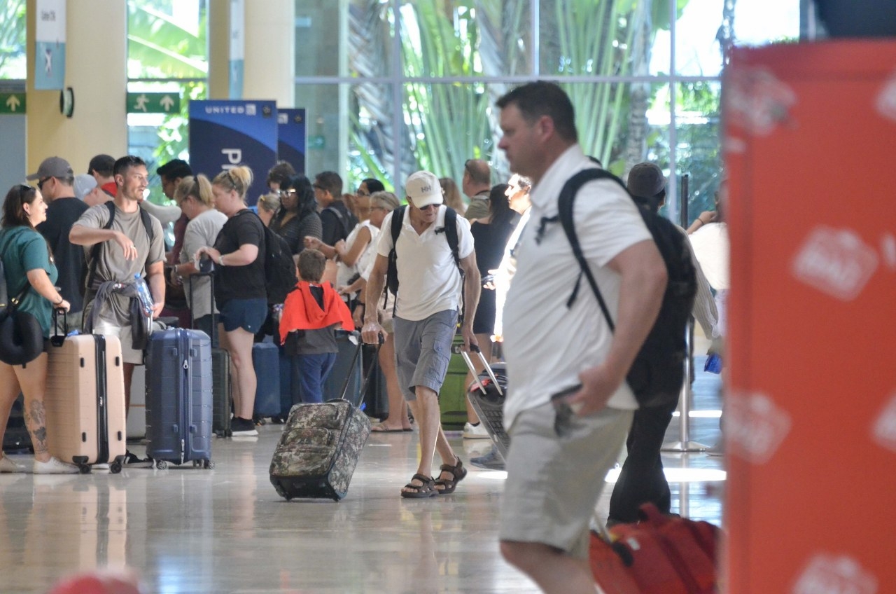 Hoteleros piden a Migración frenar las inadmisiones en el aeropuerto de Cancún