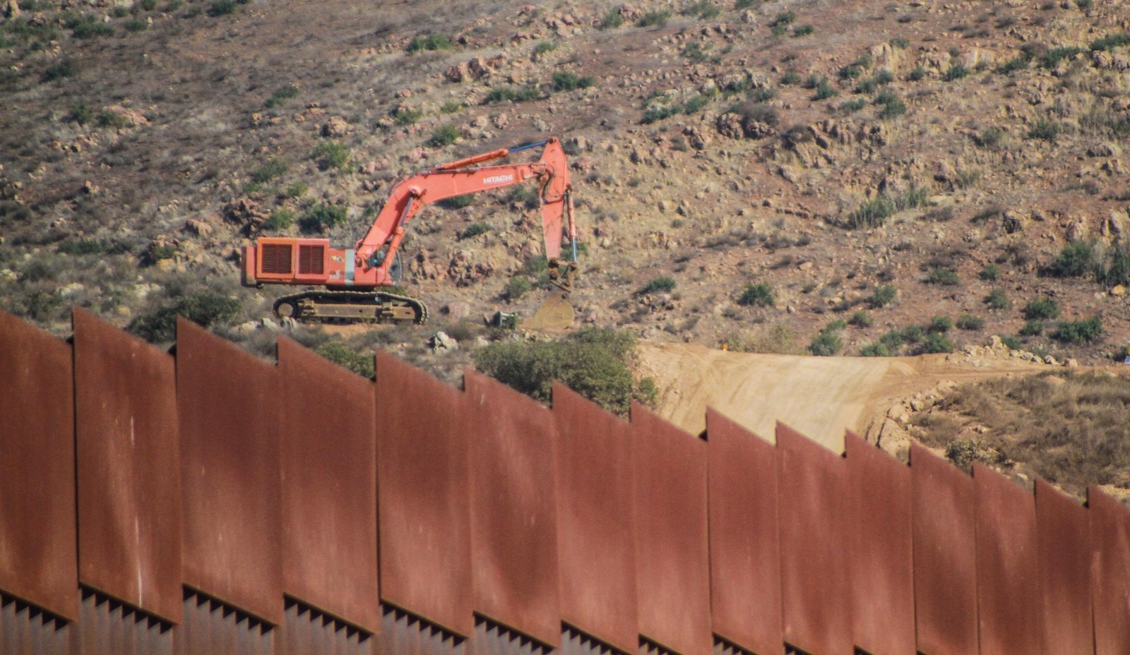 Legisladores de EU buscan reanudar la construcción del muro fronterizo con México