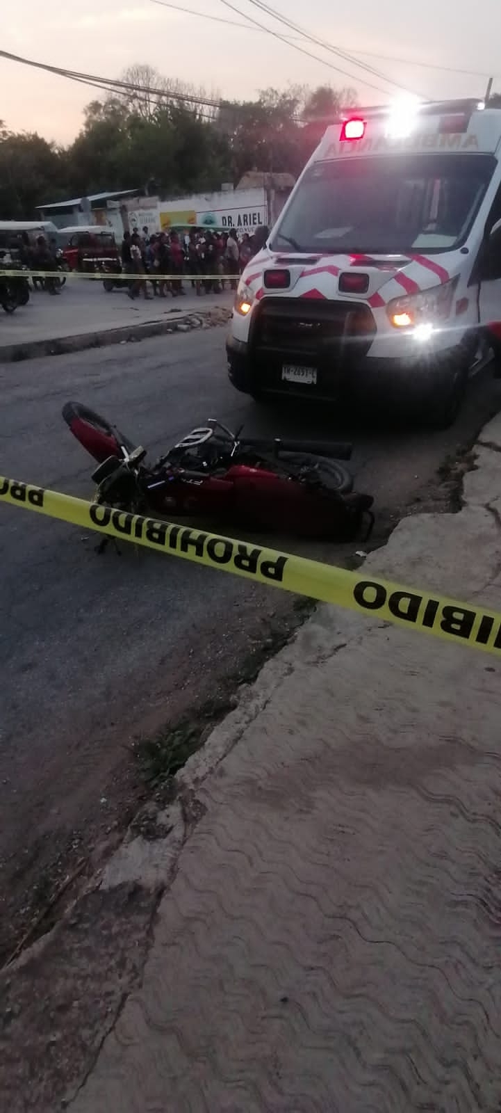 Motociclista muere al chocar contra un repartidor de agua purificada en Peto
