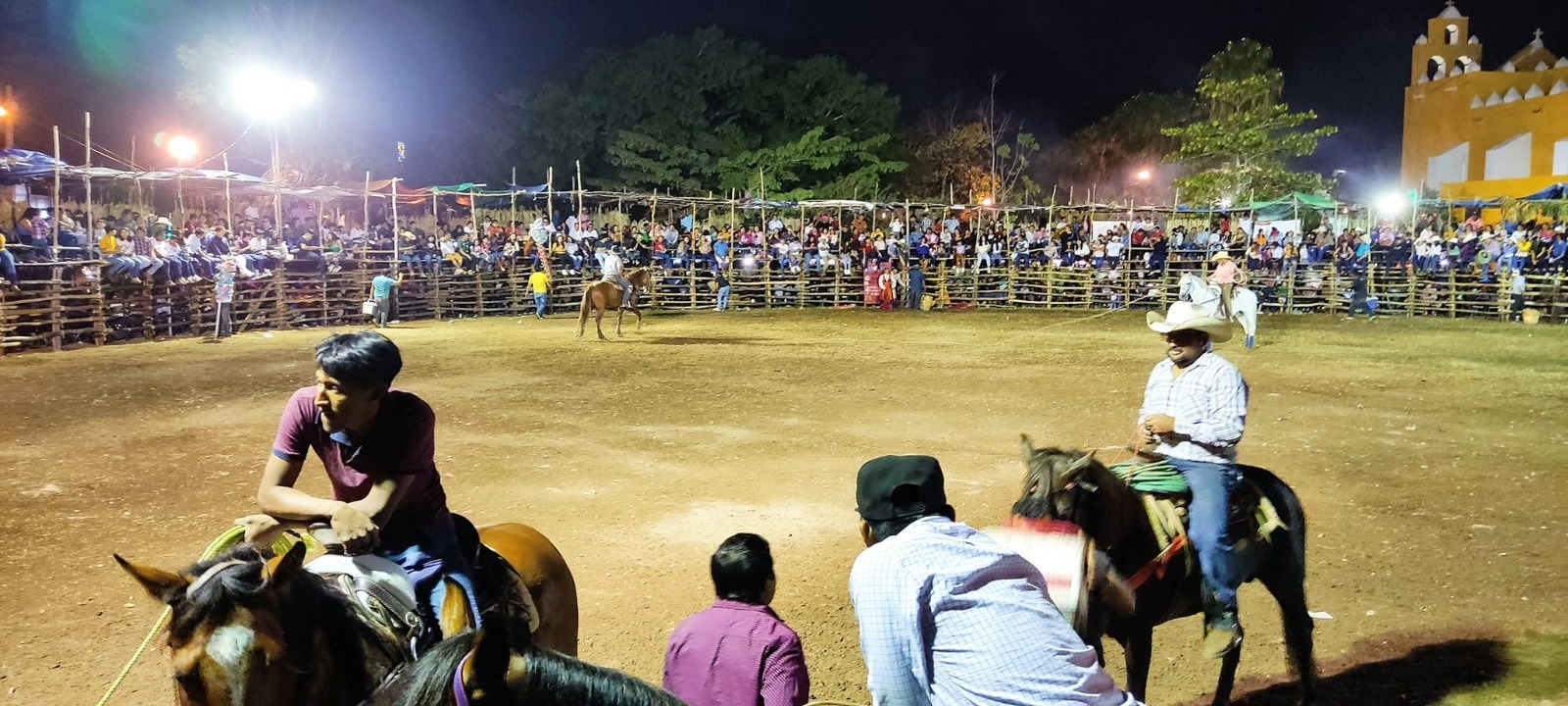 Renán Barrera 'solapa' torneos de lazo ilegales en Sierra Papacal, Mérida