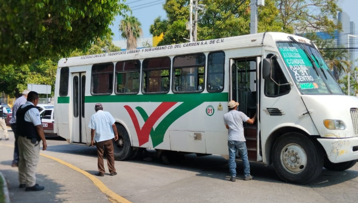 Camioneros, 'celosos' de las combis en Ciudad del Carmen; usuarios las eligen por costar menos