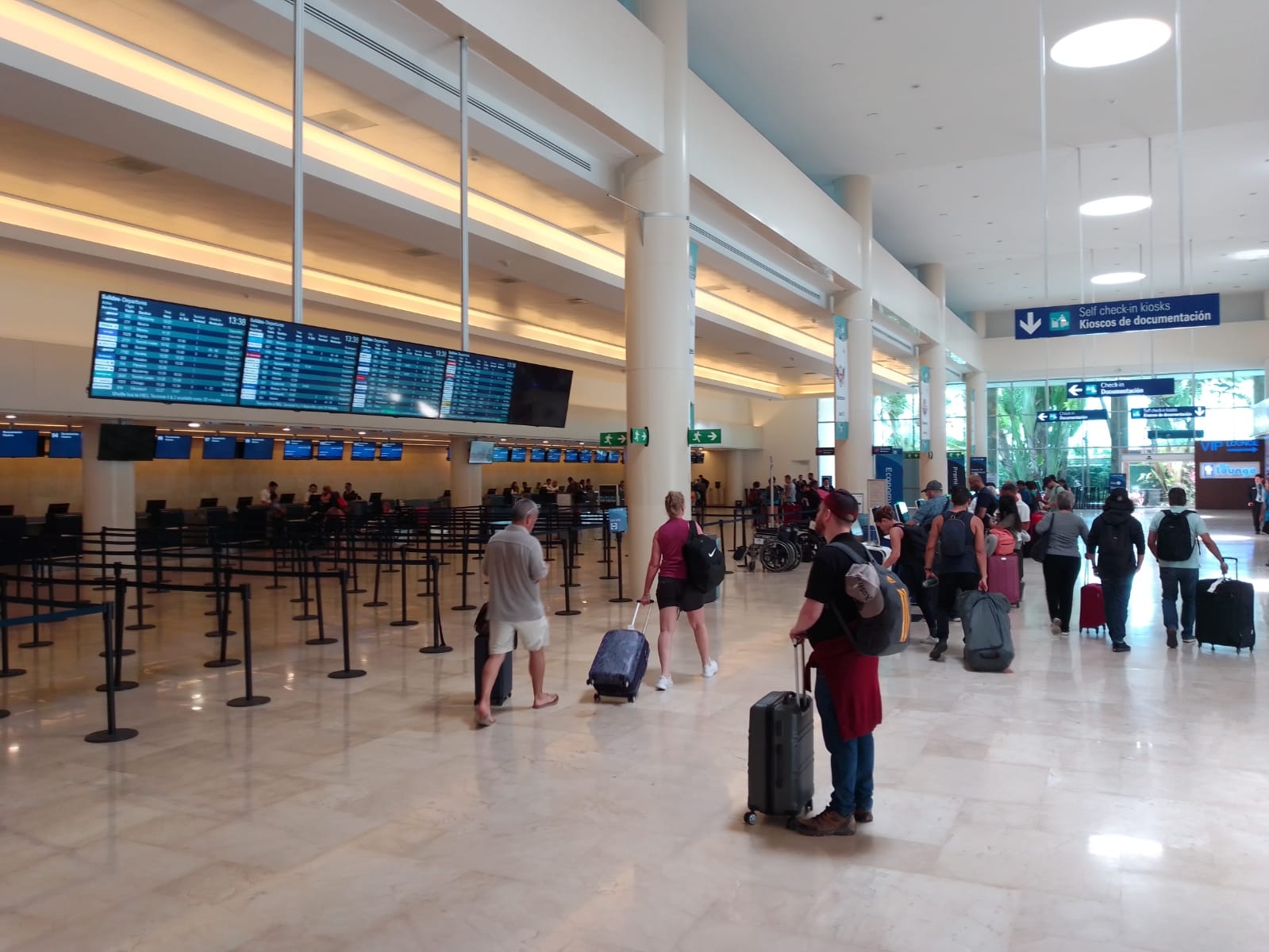 Como la película 'La Terminal', canadiense vive en el aeropuerto de Cancún desde hace 22 días