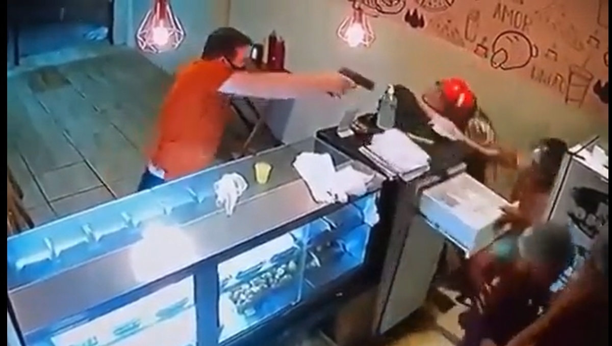 En una cafetería de Ecuador, un hombre repele asalto con arma de fuego: VIDEO