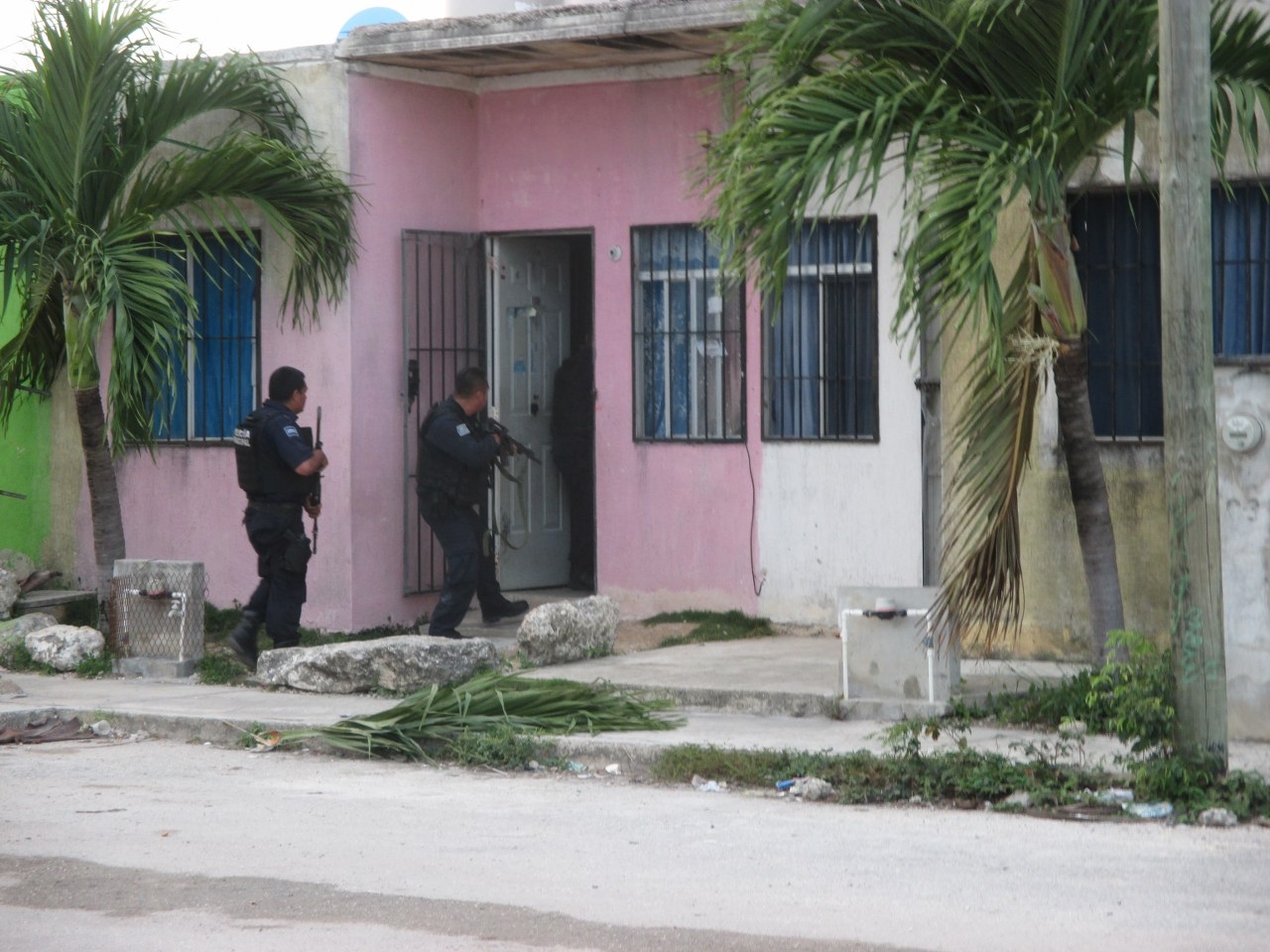 Rescatan a 23 personas indocumentadas en Cancún; un hombre fue detenido