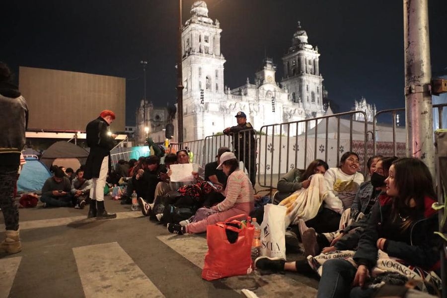 Fans de Rosalía acampan en el Zócalo de la CDMX