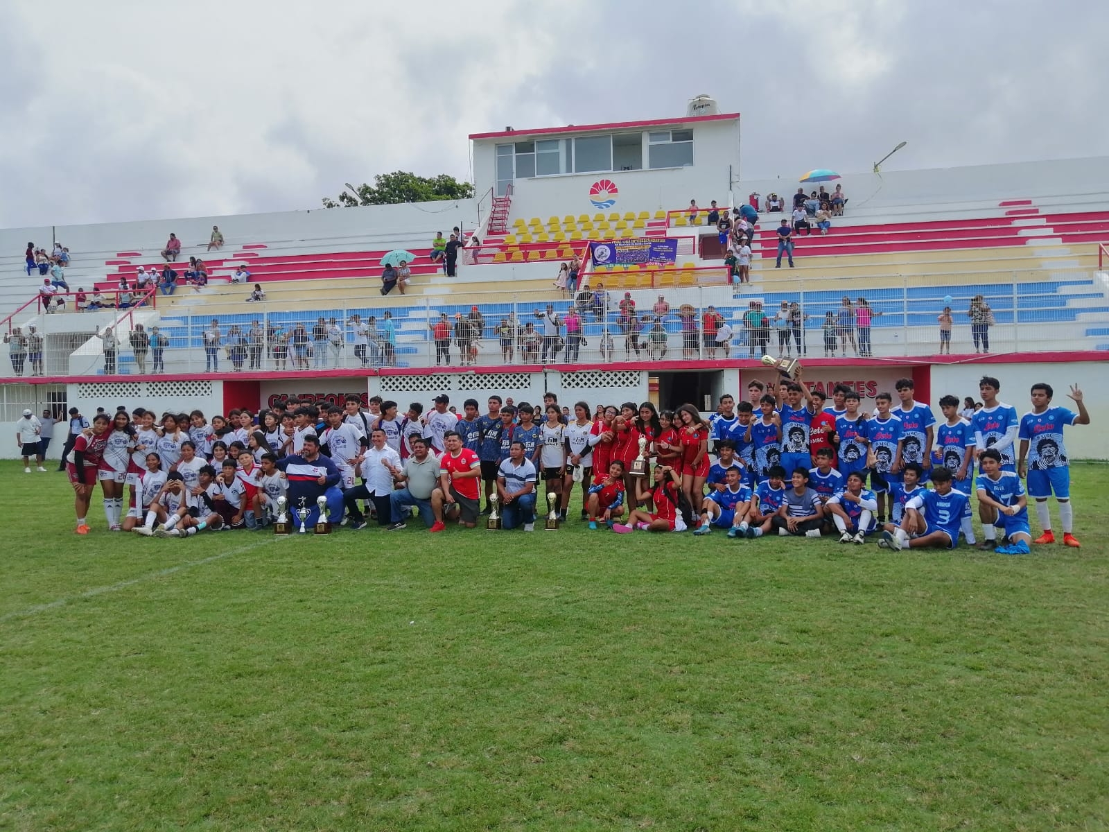 Secundarias de Cancún se enfrentan en una liga de futbol escolar