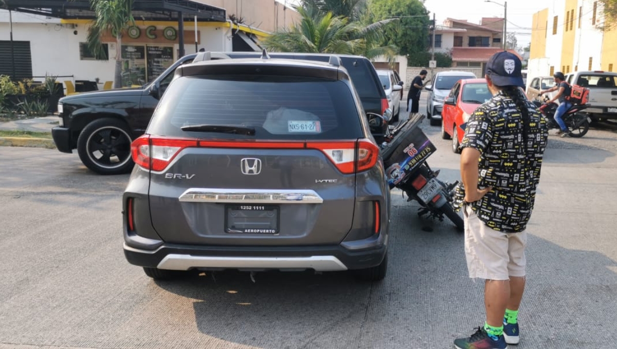 Conductor atropella a motomandadito en Ciudad del Carmen, Campeche