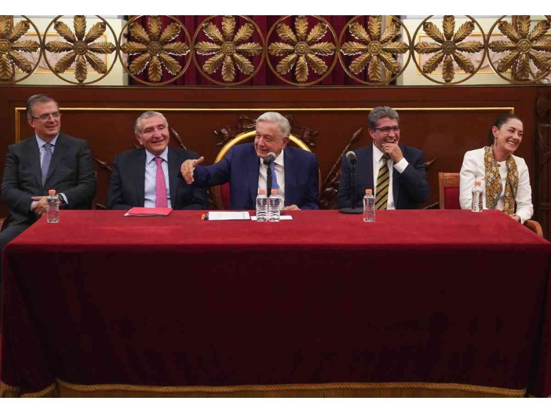 AMLO se reúne con senadores de Morena en Palacio Nacional