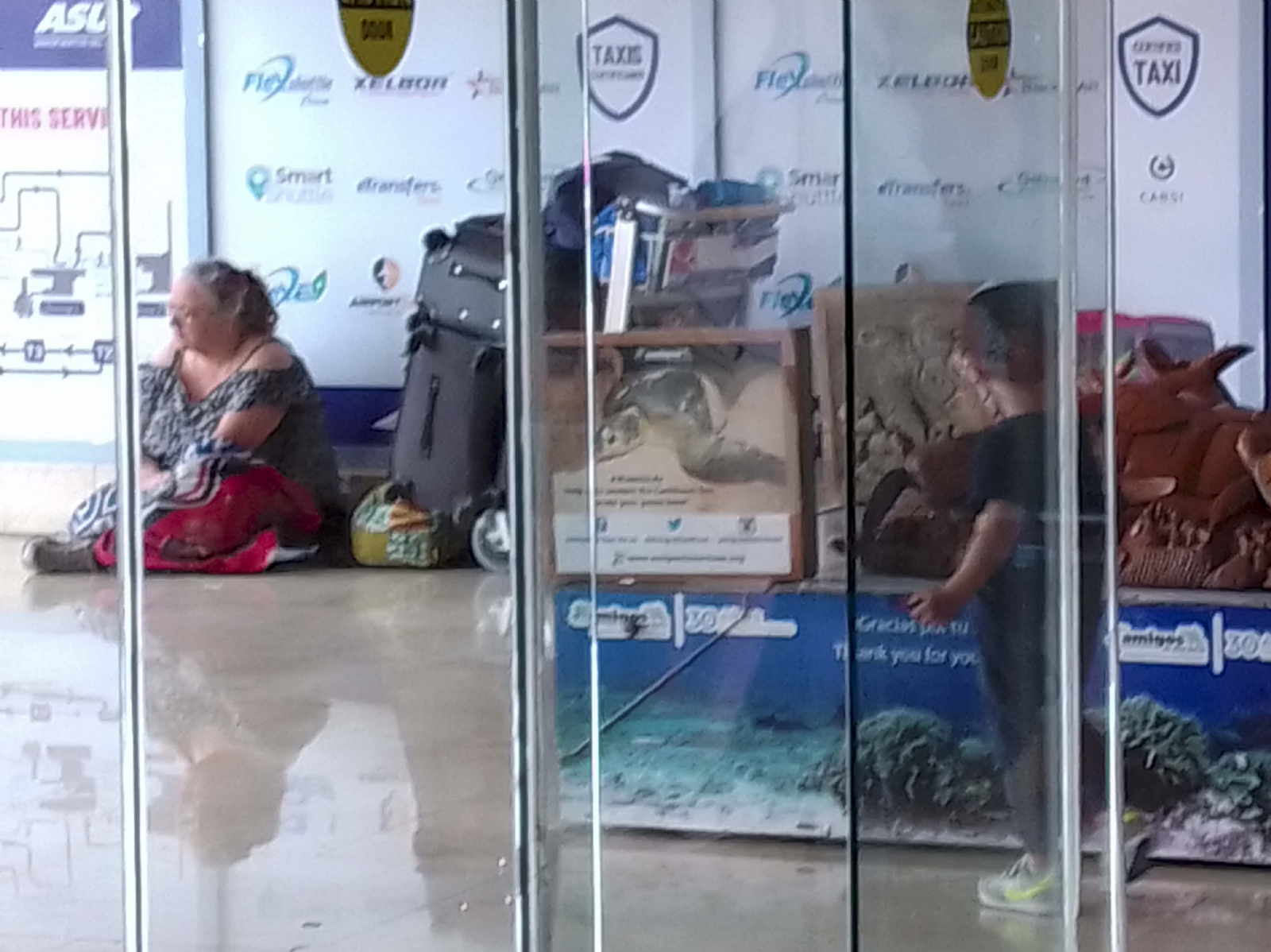 Trabajadores del aeropuerto de Cancún ayudan a canadiense a regresar a casa