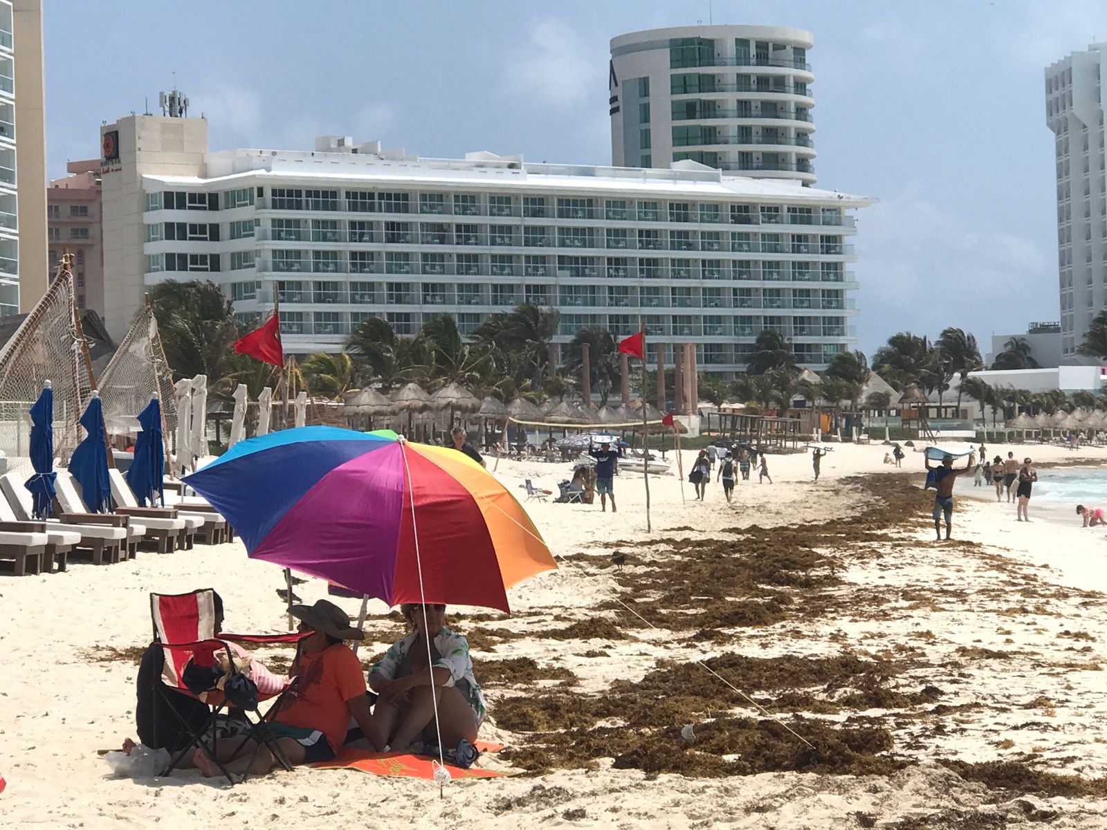 Surada ahuyenta a bañistas de las playas de Cancún: EN VIVO