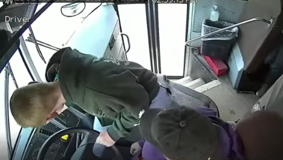 Niño salva a 36 personas tras detener autobús escolar por desmayo del conductor: VIDEO