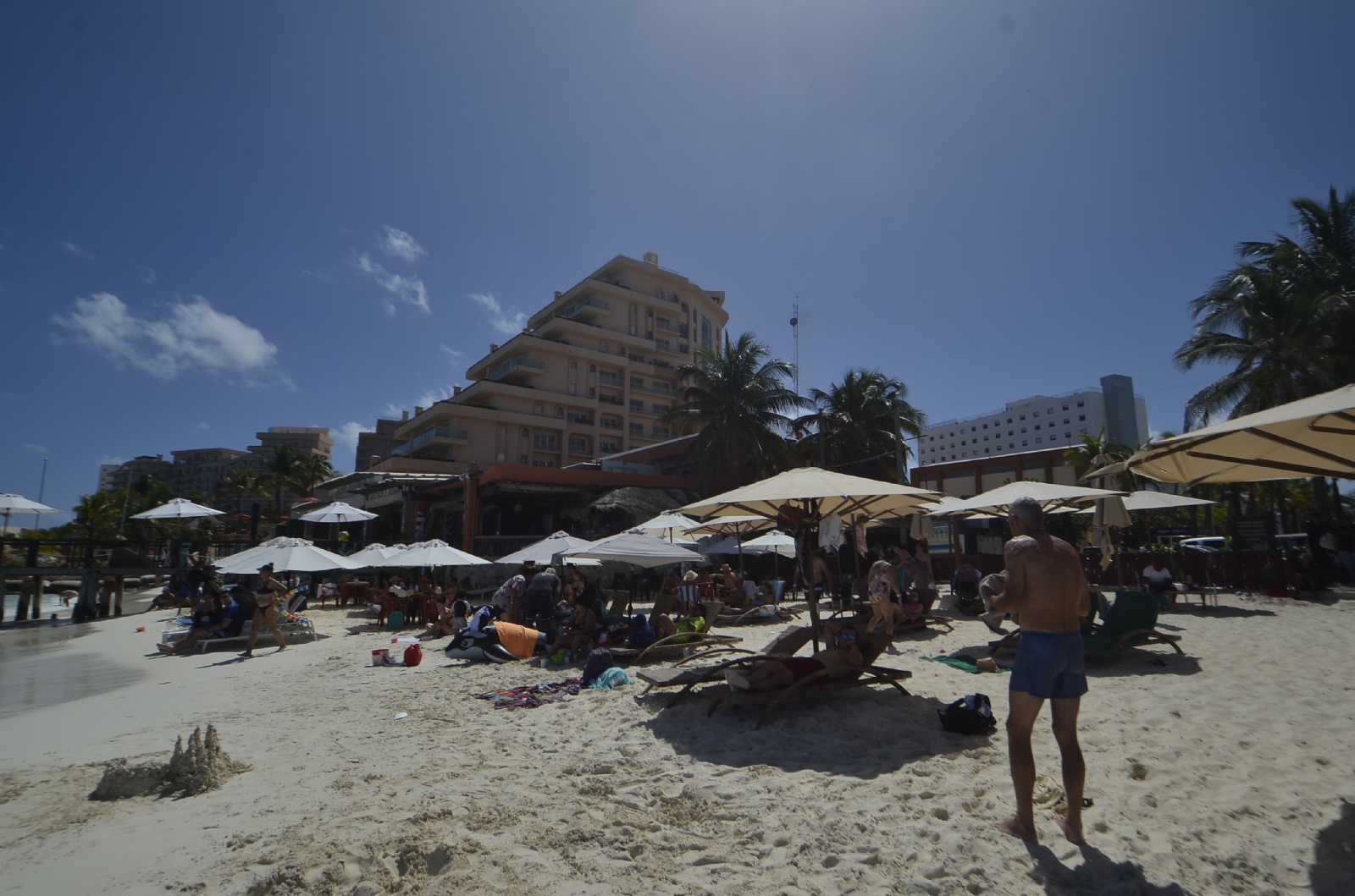 Prohibido fumar en las playas de Cancún; amonestaran a los que incumplan la Ley Antitabaco