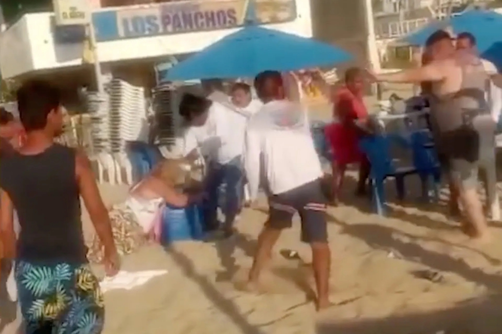 Turistas y vendedores se agarran de las greñas en Acapulco: VIDEO