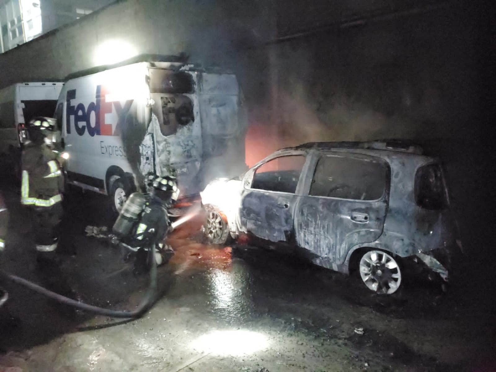 Se incendian tres autos en una agencia en Cancún