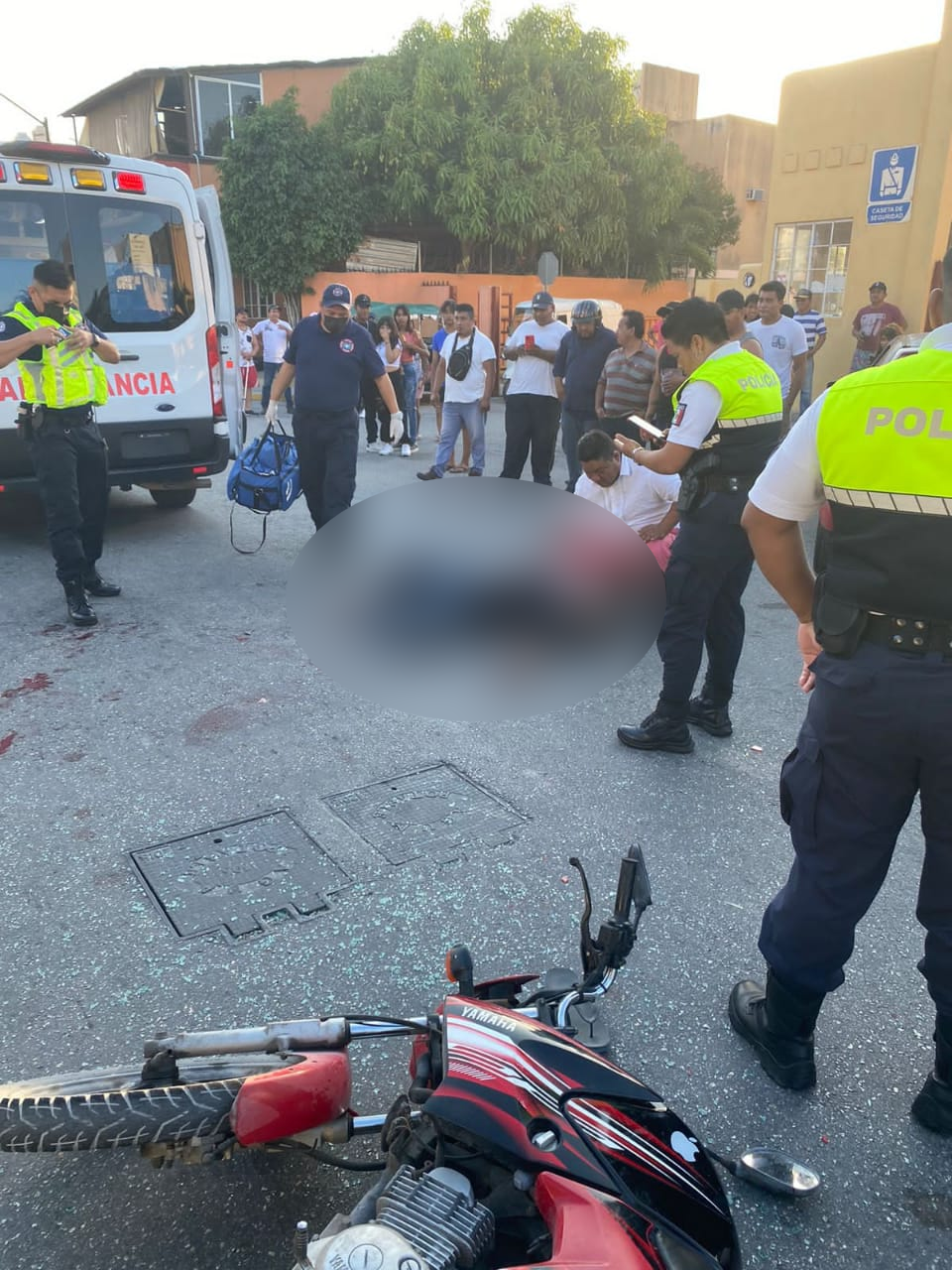 Fuerte accidente en Playa del Carmen deja a motociclista con múltiples fracturas