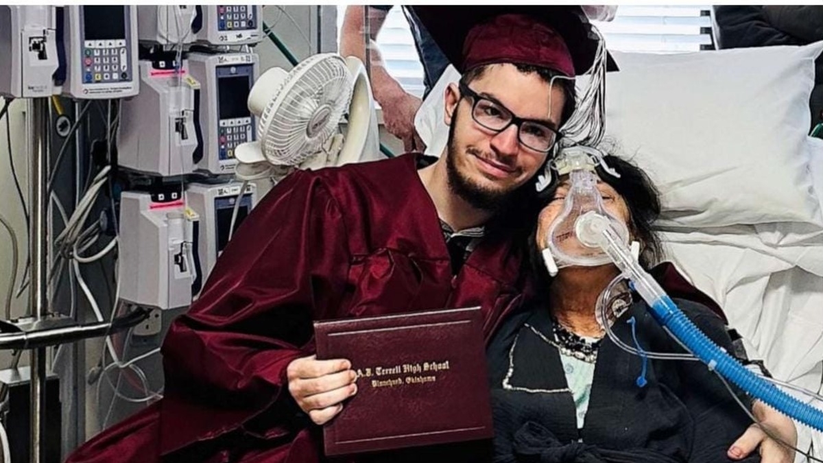 Estudiante se gradúa en el hospital junto a la cama de su madre enferma en EU