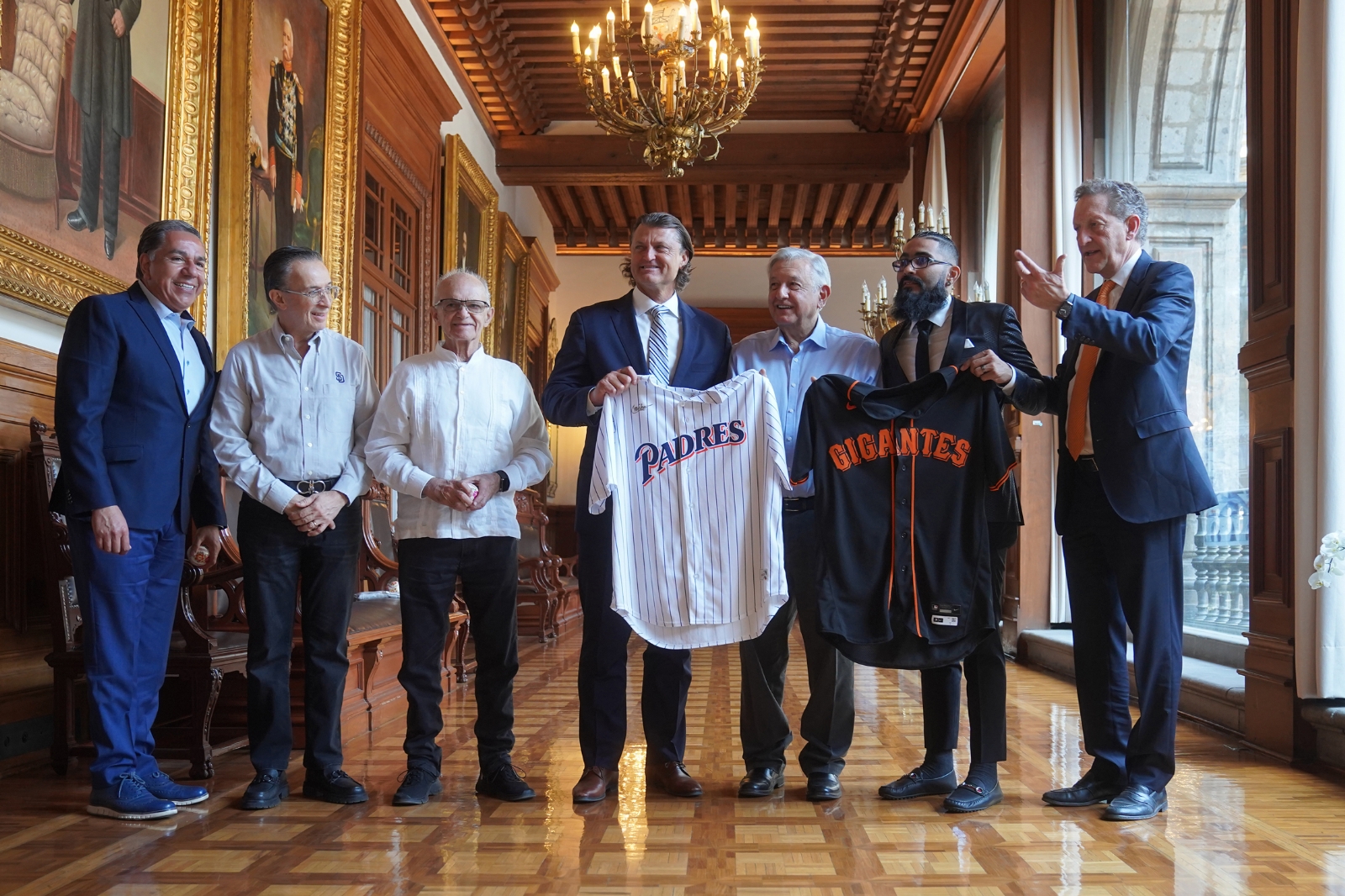 AMLO se reúne en Palacio Nacional con leyendas del beisbol mundial