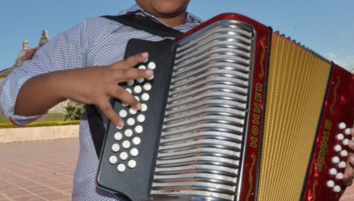Niño de 9 años triunfa tocando el acordeón en bodas y bautizos en Nuevo León