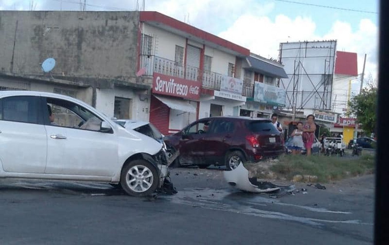 Aparatoso choque en Chetumal deja dos lesionados