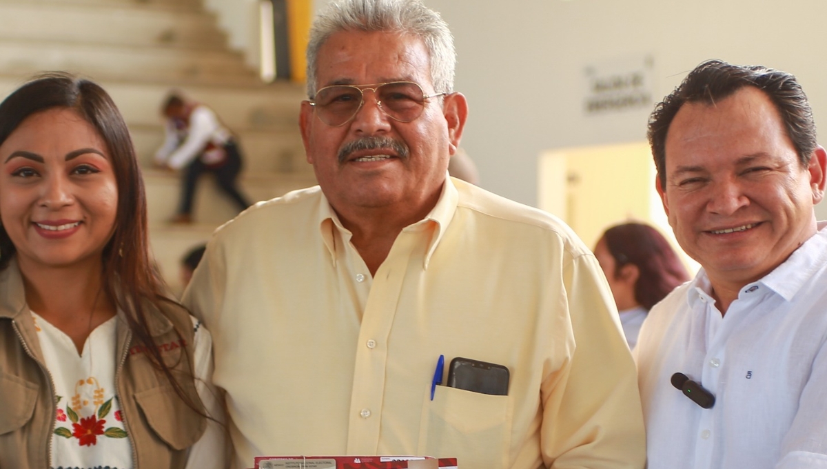 Joaquín Díaz Mena entrega tarjetas del Banco del Bienestar a abuelitos de Mérida