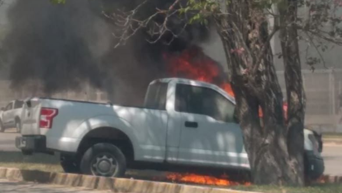 Camioneta en Chetumal termina en llamas luego de quedarse sin frenos