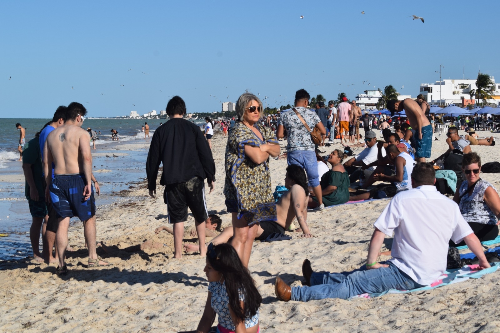 Se registra gran afluencia de turistas en las playas de Progreso este martes
