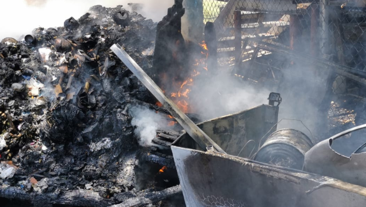 Quema de basura desata incendio en una recicladora de Ciudad del Carmen