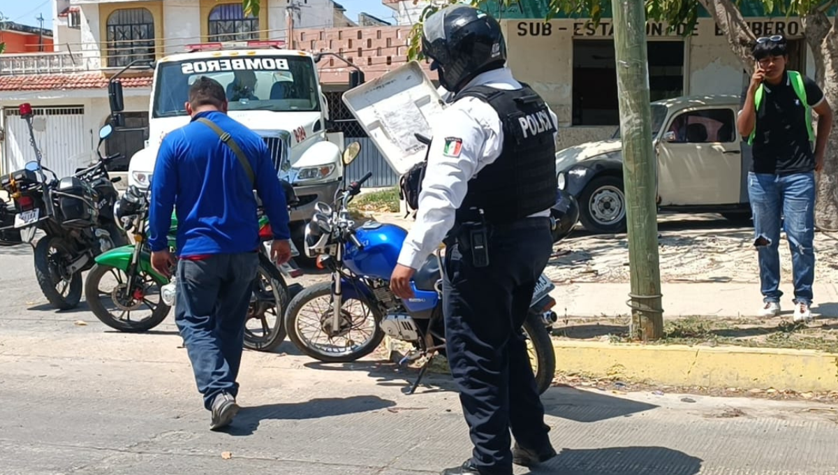 Calle encharcada provoca choque de motociclistas en Campeche