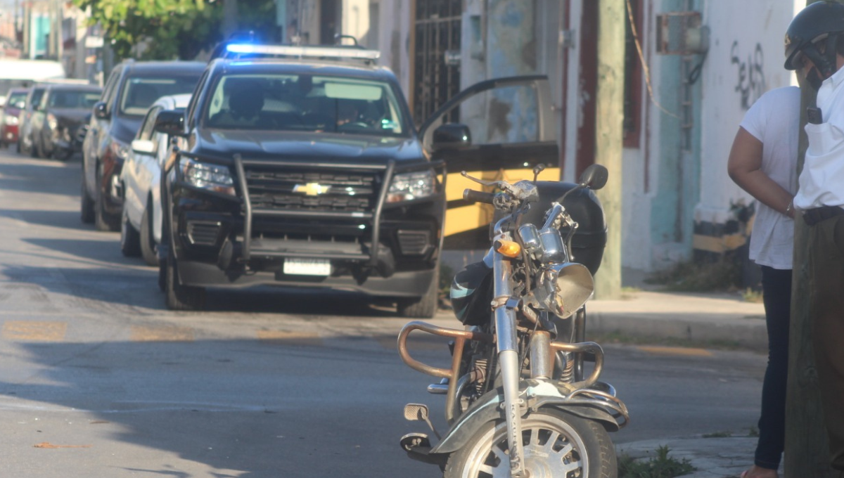 Patrulla se 'vuela' el alto y choca contra un motociclista en el Centro de Mérida