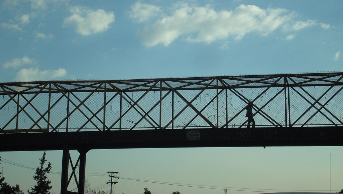 Policías de Edomex auxilian a joven que intentaba arrojarse de un puente