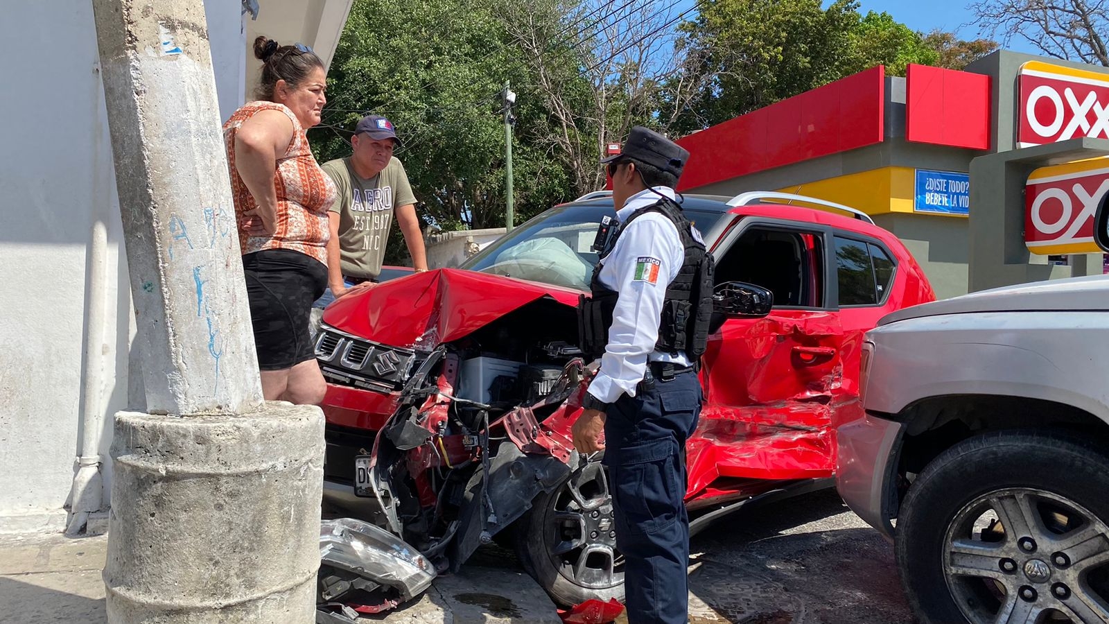 Conductora intenta ganar el paso y causa choque en Campeche