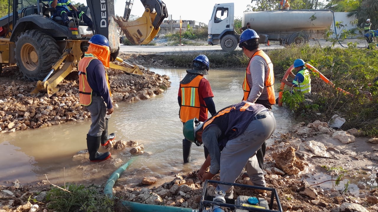 Empleados del Tren Maya rompen tubería de agua potable en Playa del Carmen