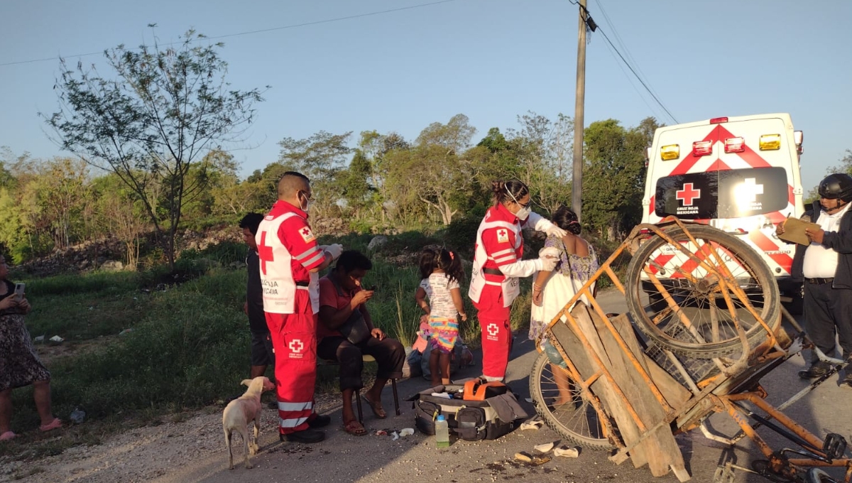 Auto arrolla a triciclo con una familia en Felipe Carrillo Puerto y huye