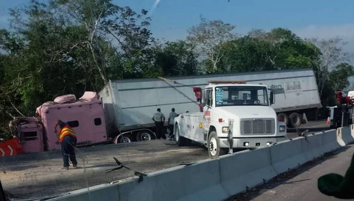 Trailero pierde el control y termina fuera de la carretera Mérida-Cancún