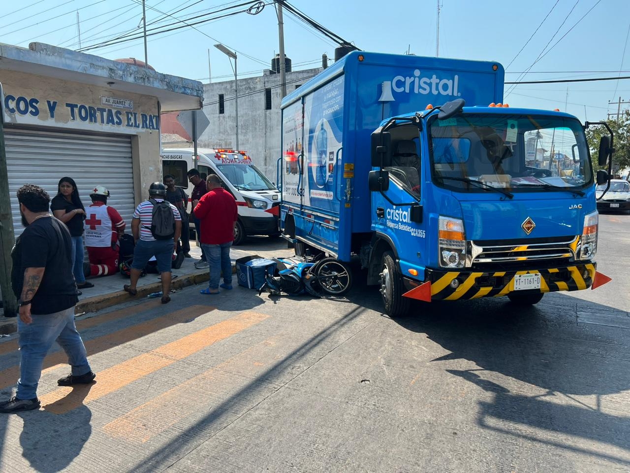 ¡Aguas! Camión de Cristal arrolla a motomandadito en Ciudad del Carmen