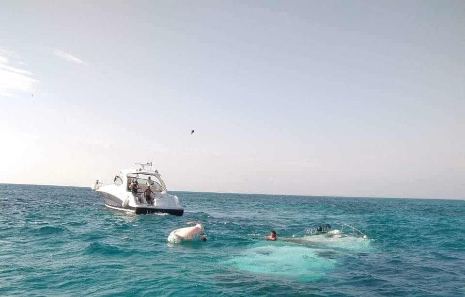 Rescatan a 13 pasajeros de yate que se hundió en Isla Mujeres