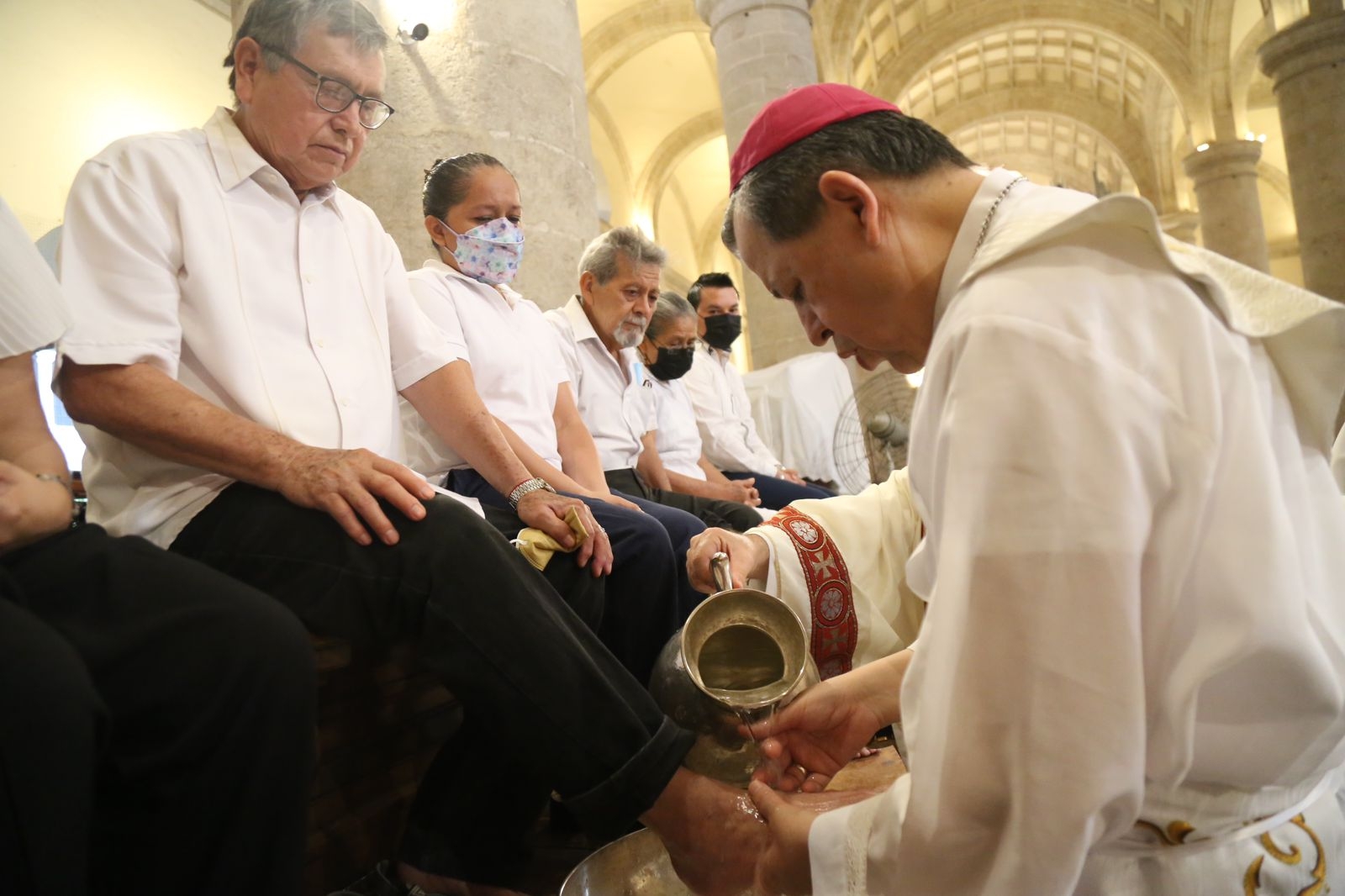 Arzobispo de Mérida lavó los pies de feligreses en la misa del Jueves Santo