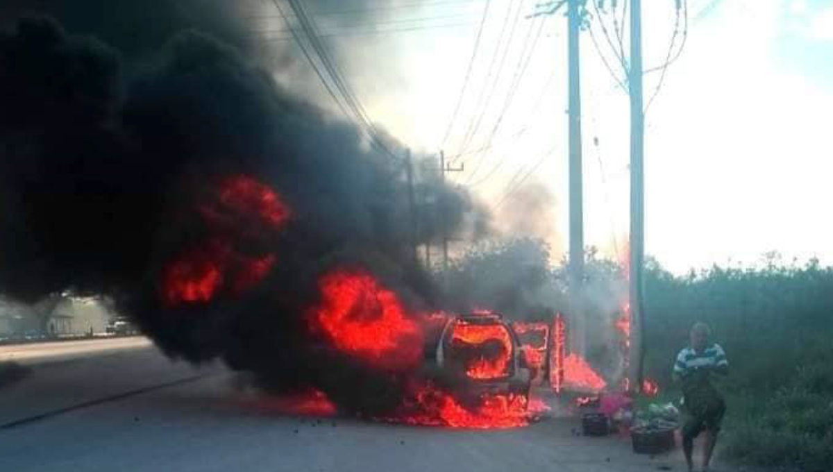 Se incendia camioneta de abuelitos en la carretera Mérida-Cancún
