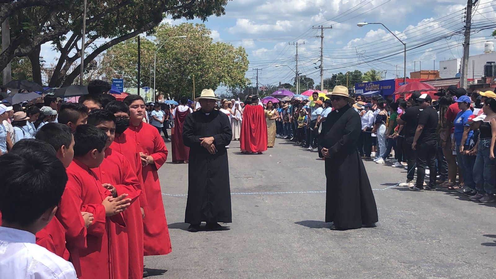 Parroquia Cristo Rey de Mérida realiza su tradicional Viacrucis : EN VIVO
