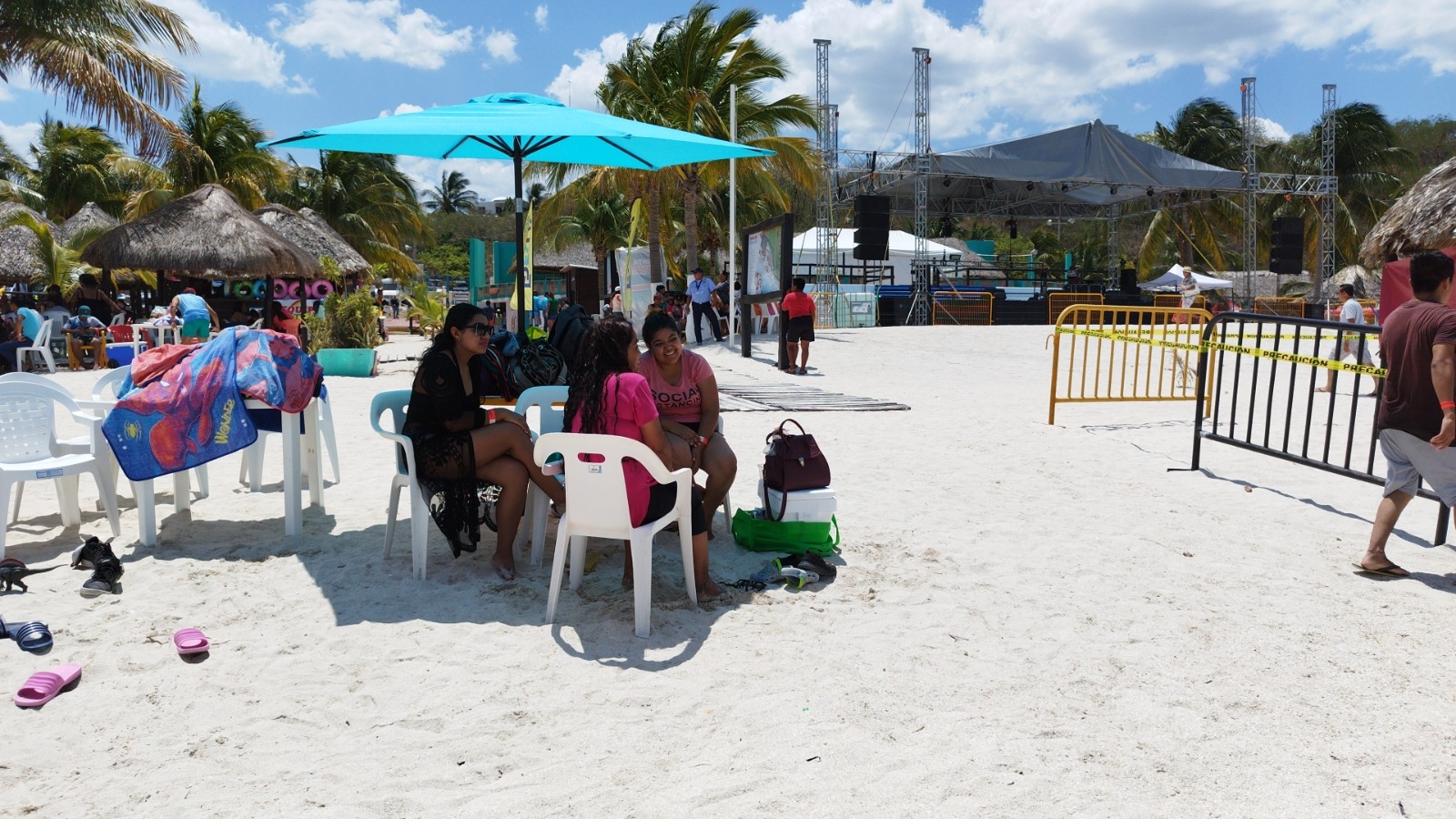 Campechanos abarrotan Playa Bonita en este Viernes Santo