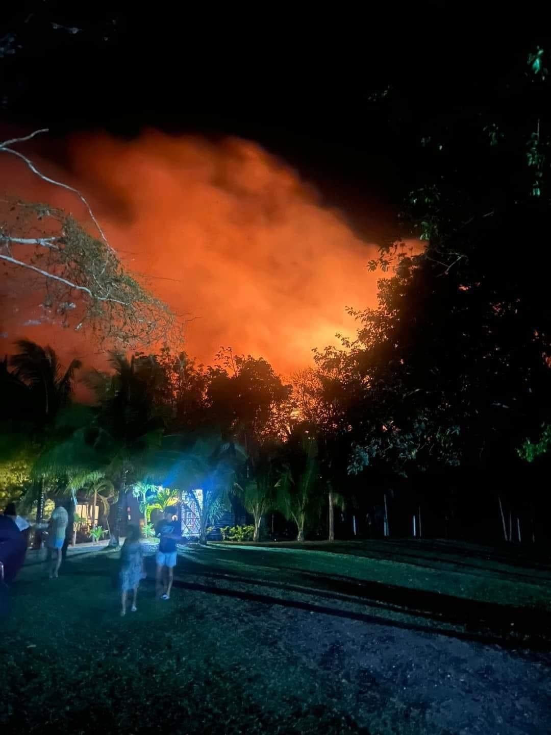 Incendio se sale de control en Chetumal; se propaga por áreas verdes