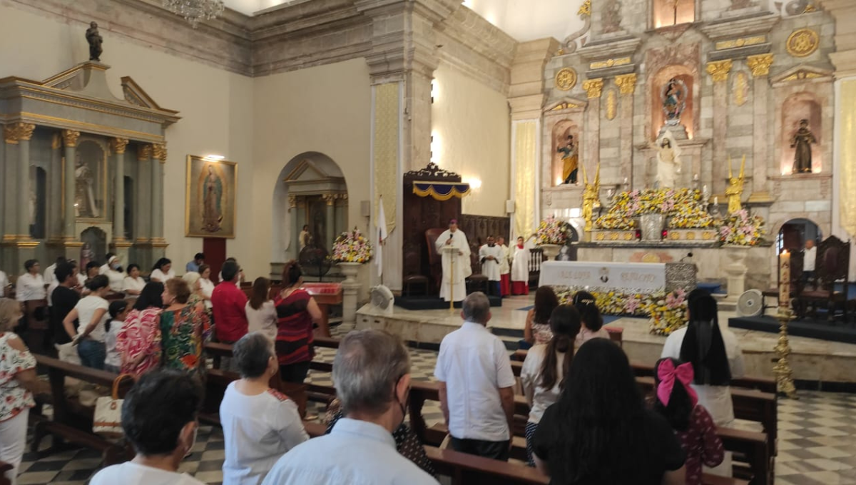 Más de 500 feligreses llegan a la Catedral de Campeche este Domingo de Resurrección: EN VIVO
