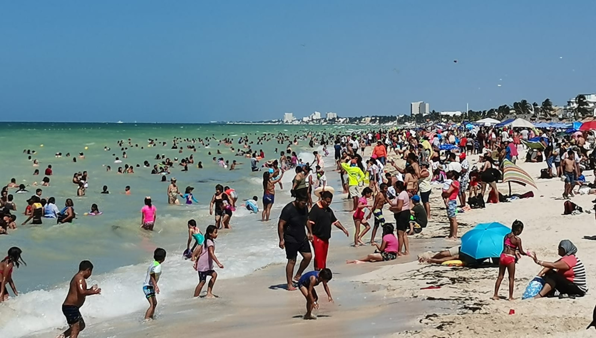 Turistas 'inundan' las playas de Progreso; han llegado más de 250 mil personas