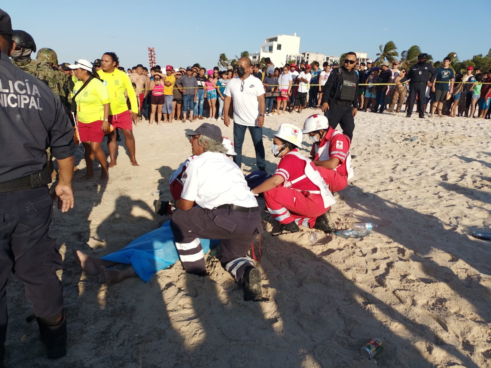 Abuelito muere a la orilla de la playa en Progreso